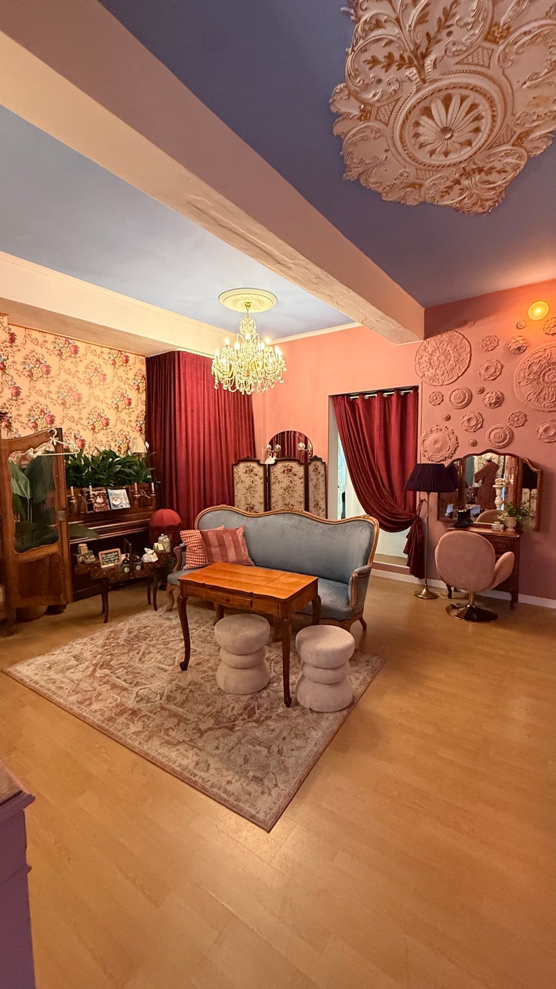 Le salon de l’institut ANMA, lustre et velours